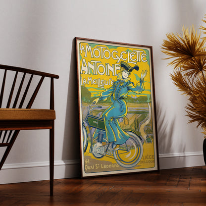Vintage Jugendstil-Werbeplakat für La Motocyclette Antoine mit einer Frau auf einem frühen Motorrad.