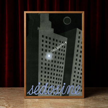 Art Deco Illustration einer nächtlichen Stadtszene mit dem Schriftzug Sédosine und Insomnie.