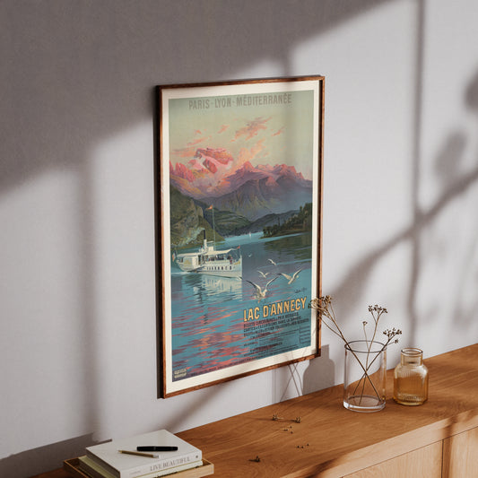 Historisches Reiseplakat vom Lac d’Annecy mit Raddampfer und Alpenglühen im Hintergrund aus dem Jahr 1900.