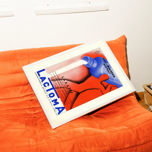 Stilisierte rote Figur trägt eine große blaue Flasche auf den Schultern, Lactoma Werbeplakat.