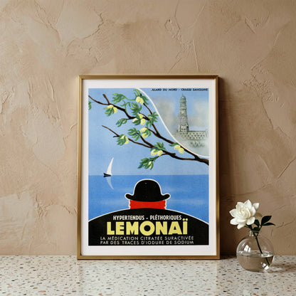 Lemonaï Vintage Werbeplakat mit einem Mann mit Melone der auf das Meer blickt.