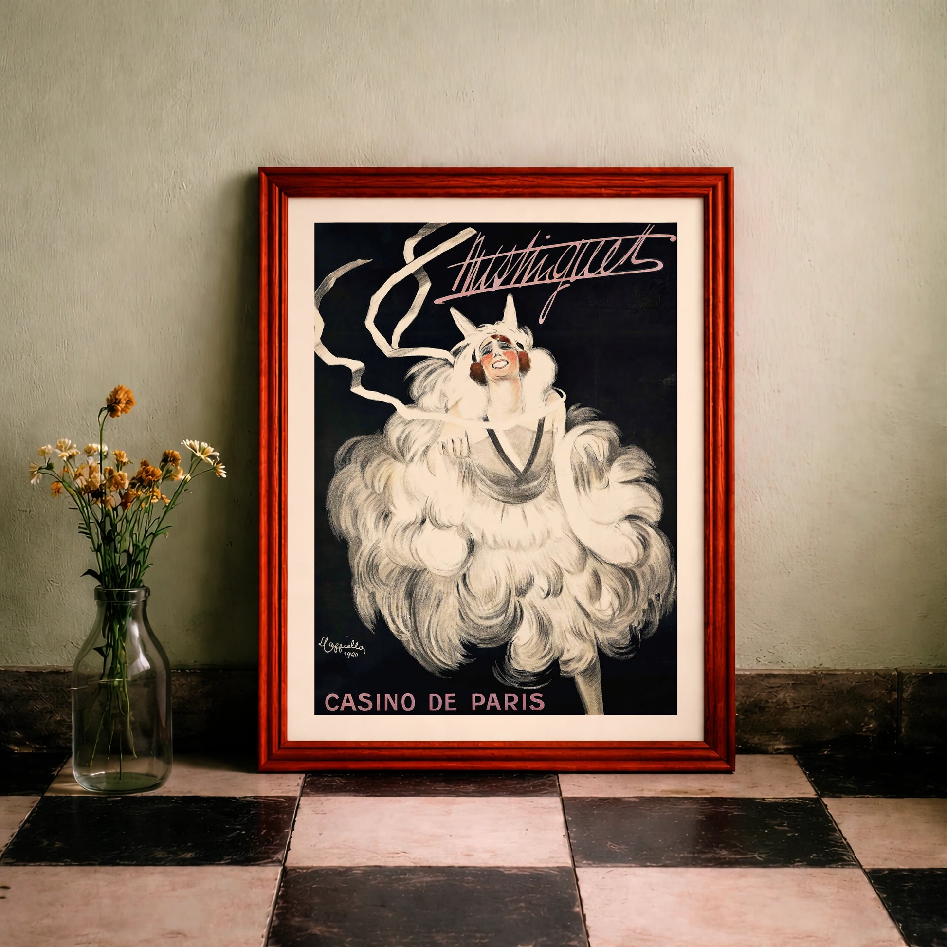 Illustration von Leonetto Cappiello aus dem Jahr 1920 zeigt eine Frau in opulenter Federkleidung.
