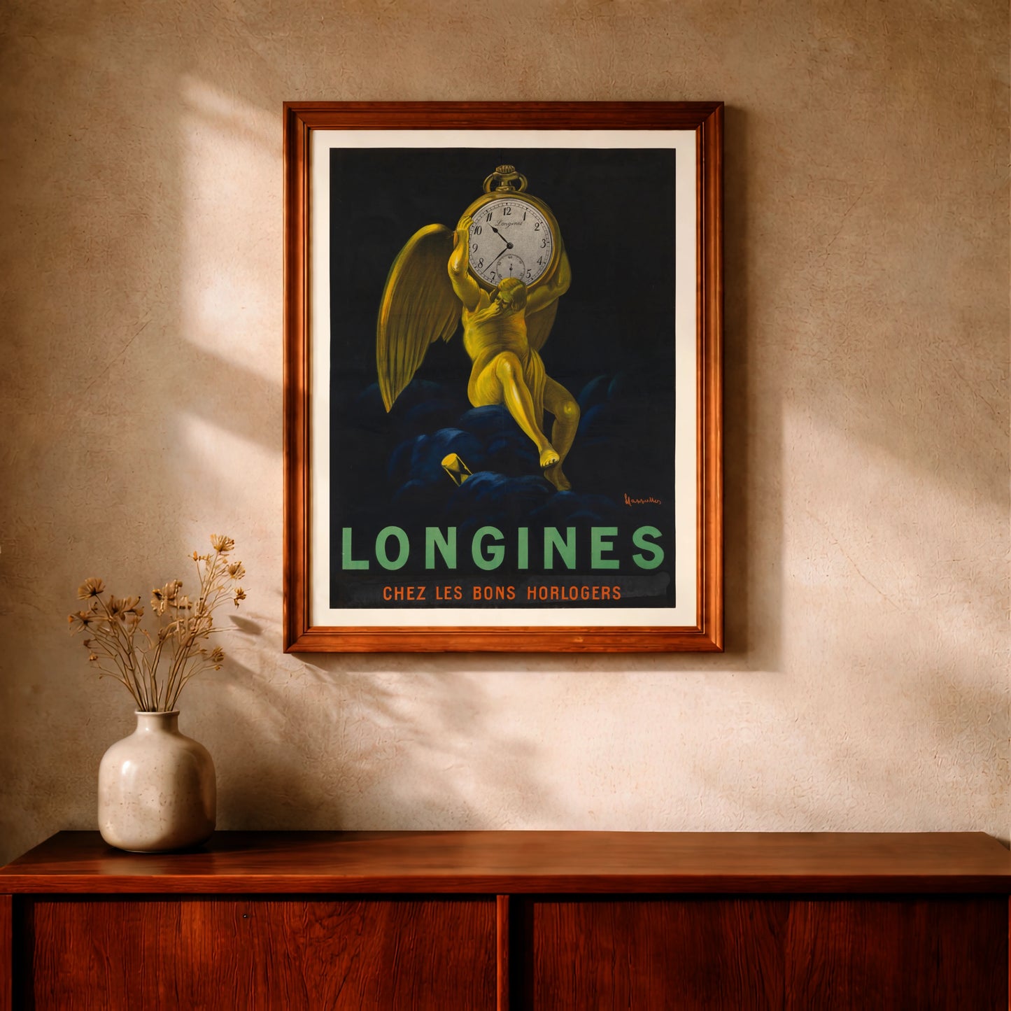 Goldene Figur hält große Longines Taschenuhr über dunklen Wolken.