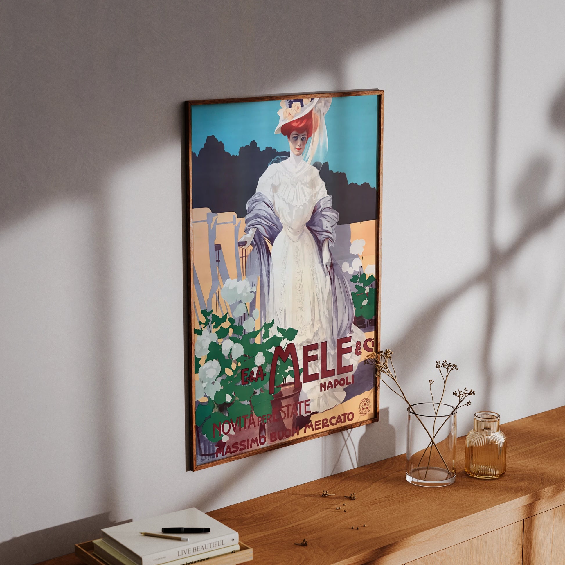 Modeplakat Neapel um 1910 mit weißem Spitzenkleid und Blumen im Vordergrund.