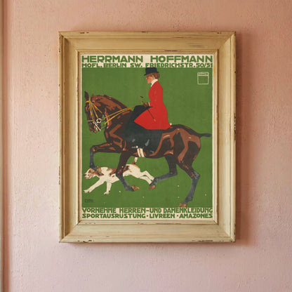 Vintage Plakat von Ludwig Hohlwein zeigt eine Reiterin im roten Rock auf einem braunen Pferd vor grünem Hintergrund.