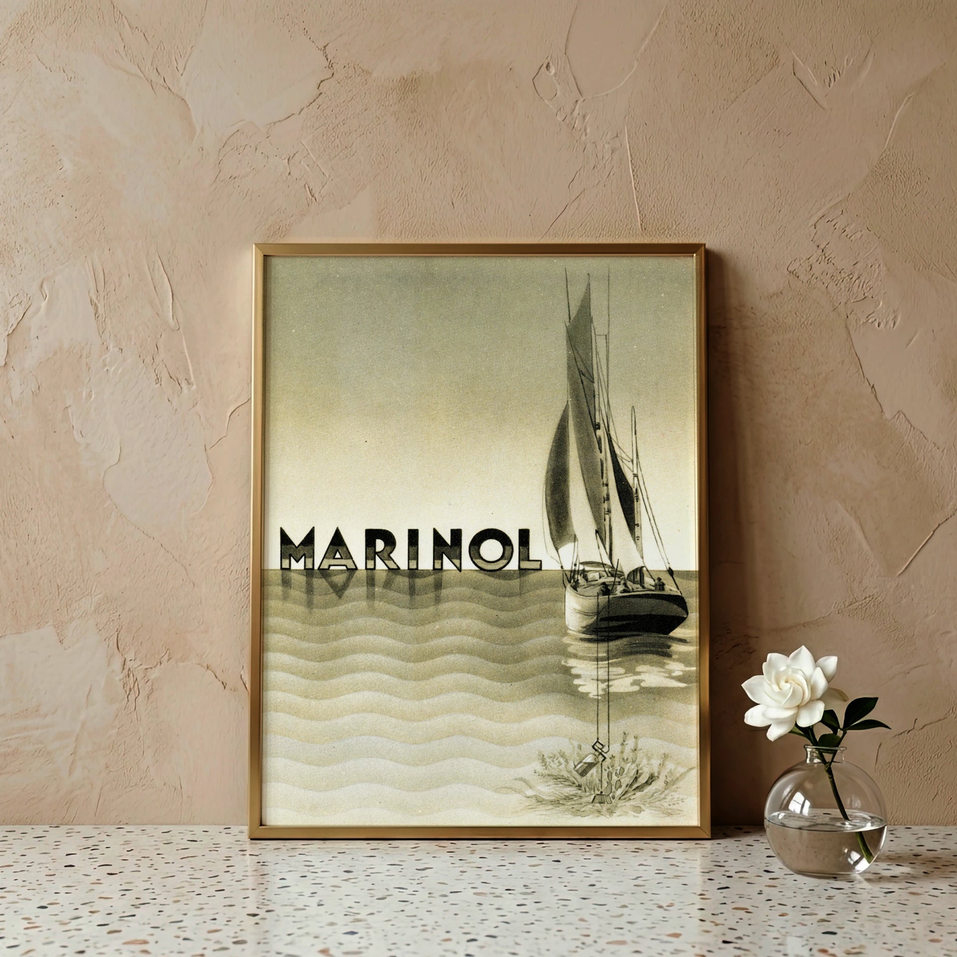 Marinol Vintage Poster mit einem Segelschiff auf sanften Wellen in Sepia.