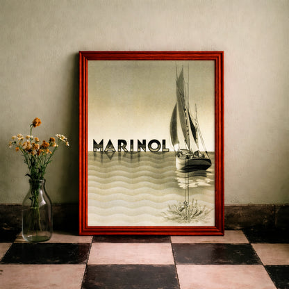 Detailansicht des Marinol Schriftzugs, der sich im Wasser spiegelt.