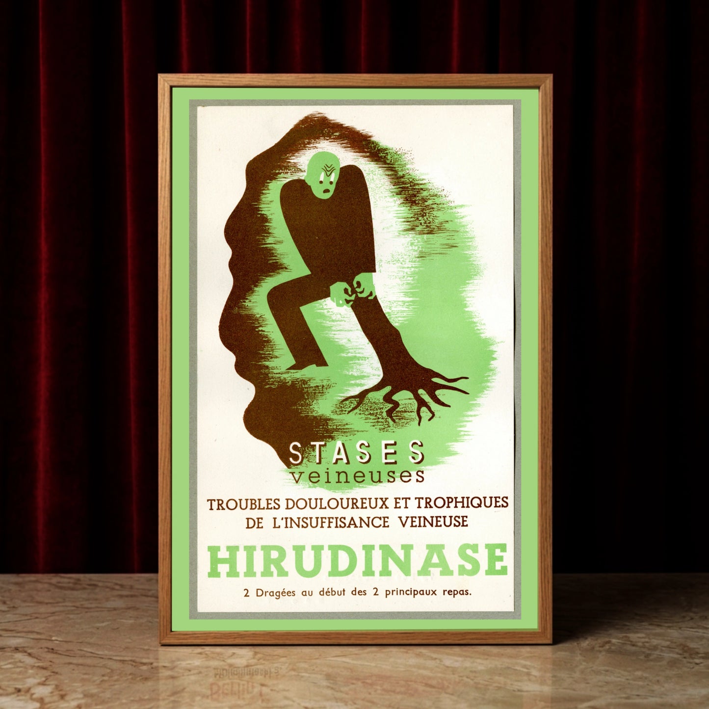 Surrealistische Illustration einer Figur mit beinartigen Wurzeln auf grünem Hintergrund.