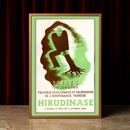 Surrealistische Illustration einer Figur mit beinartigen Wurzeln auf grünem Hintergrund.