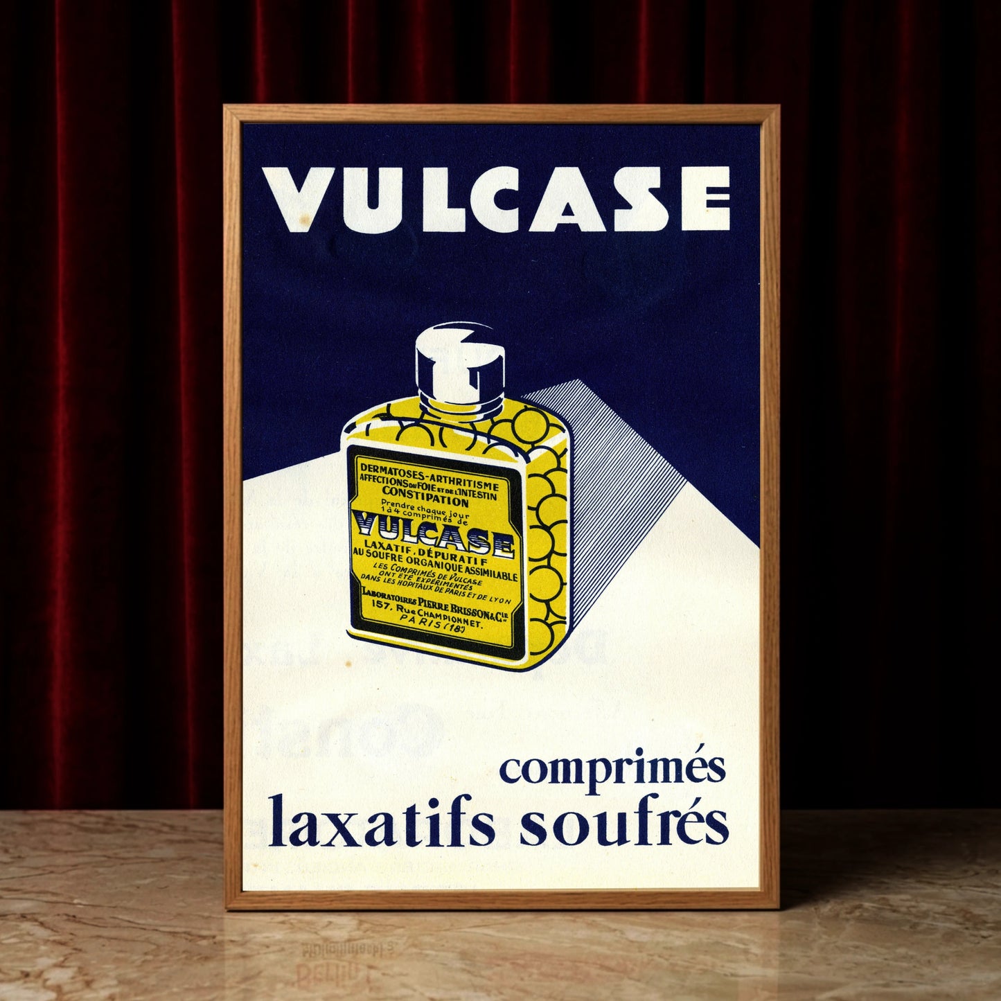 Stilisierte gelbe Glasflasche mit kreisförmigem Muster auf minimalistischem Hintergrund.