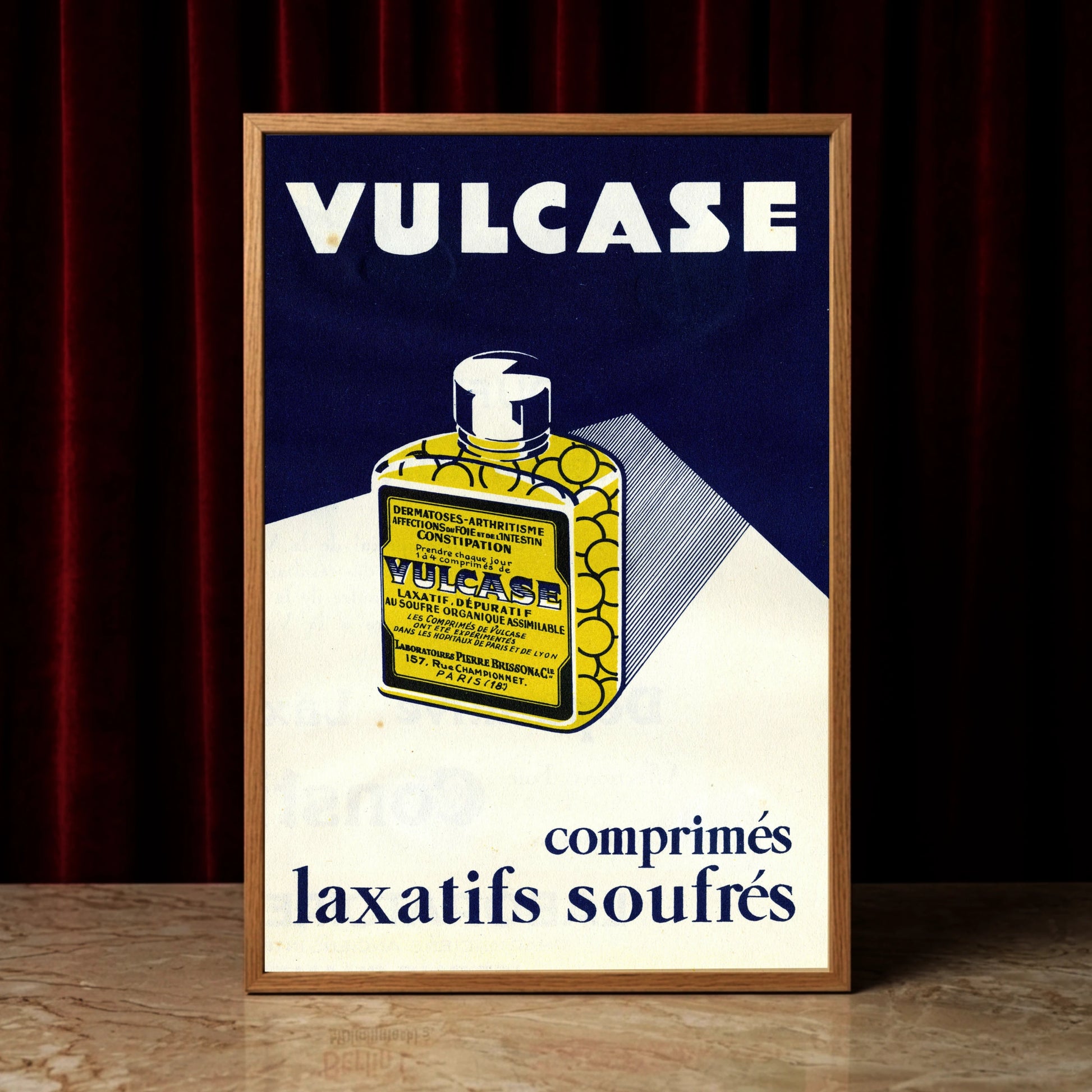 Stilisierte gelbe Glasflasche mit kreisförmigem Muster auf minimalistischem Hintergrund.