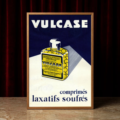 Stilisierte gelbe Glasflasche mit kreisförmigem Muster auf minimalistischem Hintergrund.