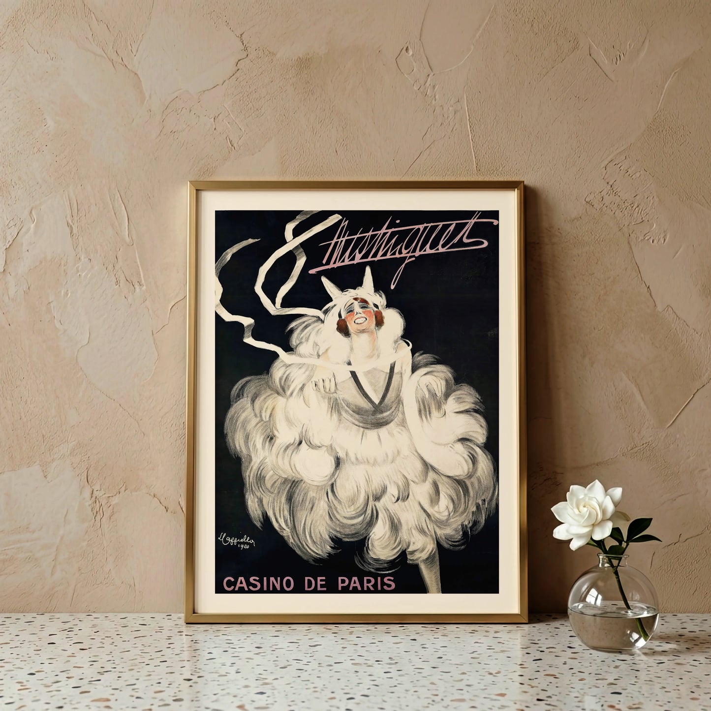Vintage Plakat von Mistinguett im Casino de Paris mit weißen Federn vor schwarzem Hintergrund.