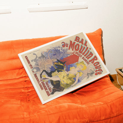 Historisches Werbeposter des Moulin Rouge in Paris mit roter Windmühle im Hintergrund.