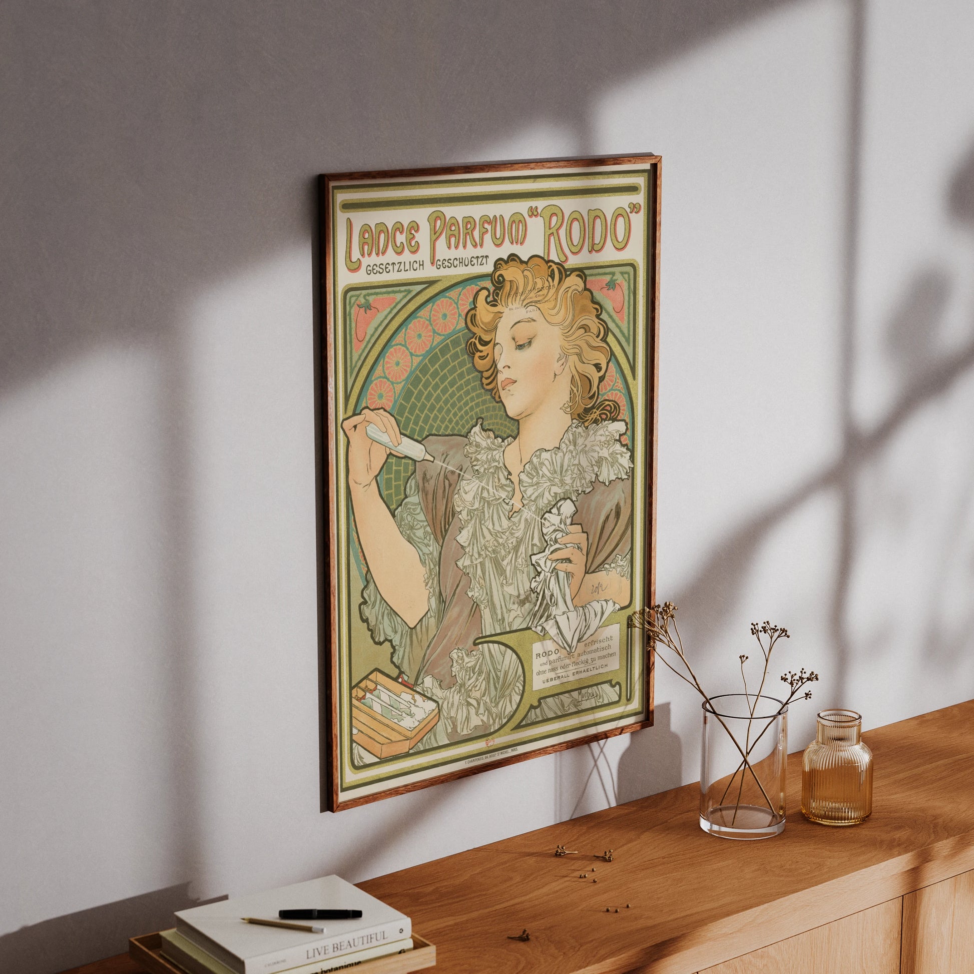 Frau sprüht Parfum auf ein Tuch, klassisches Jugendstil-Motiv von Alphonse Mucha.