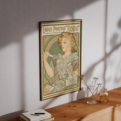 Frau sprüht Parfum auf ein Tuch, klassisches Jugendstil-Motiv von Alphonse Mucha.