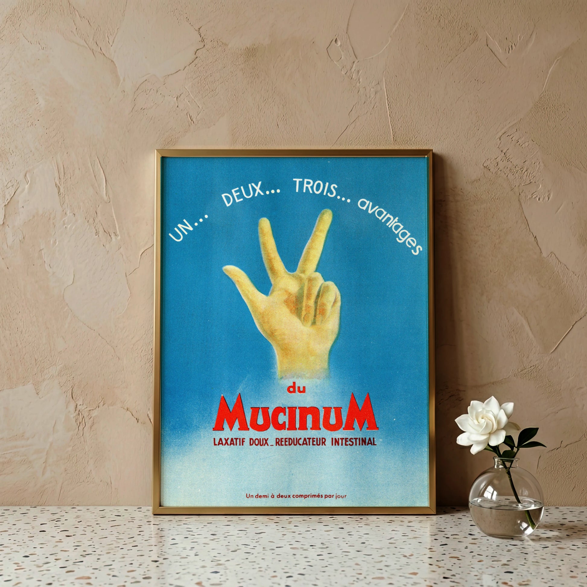 Vintage Werbeplakat für Mucinum mit einer Hand die drei Finger zeigt vor blauem Hintergrund.