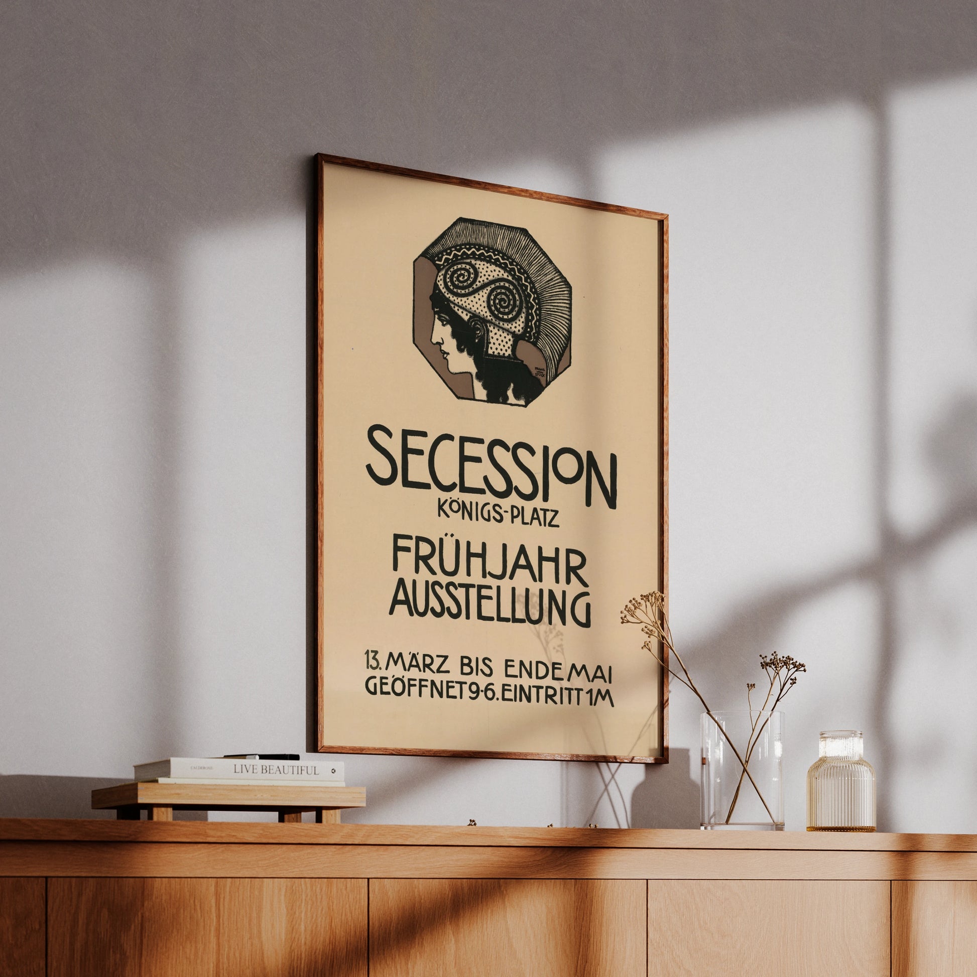 Grafisches Jugendstil-Plakat mit markanter schwarzer Typografie für die Frühjahr-Ausstellung am Königs-Platz.