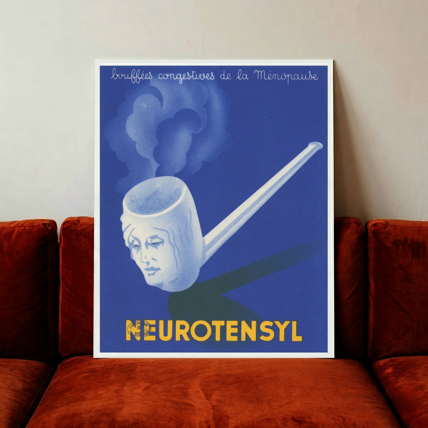 Blaues Poster mit weißer Figur eines Frauengesichts als Pfeifenkopf und gelber Typografie.