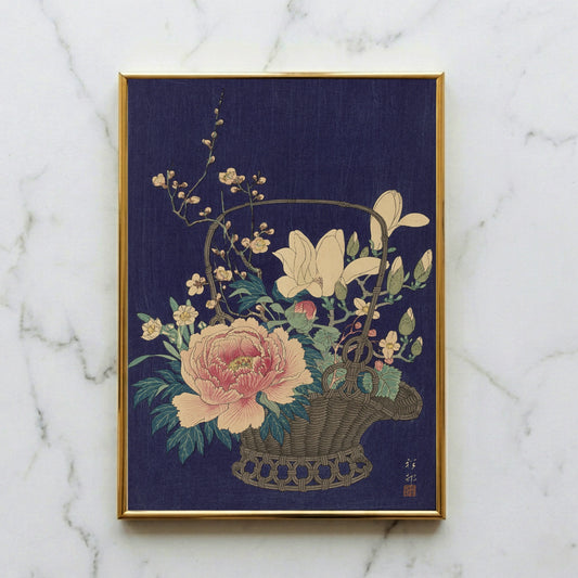 Japanischer Farbholzschnitt von Ohara Koson mit einem geflochtenen Bambuskorb voller Blumen vor dunkelblauem Hintergrund.