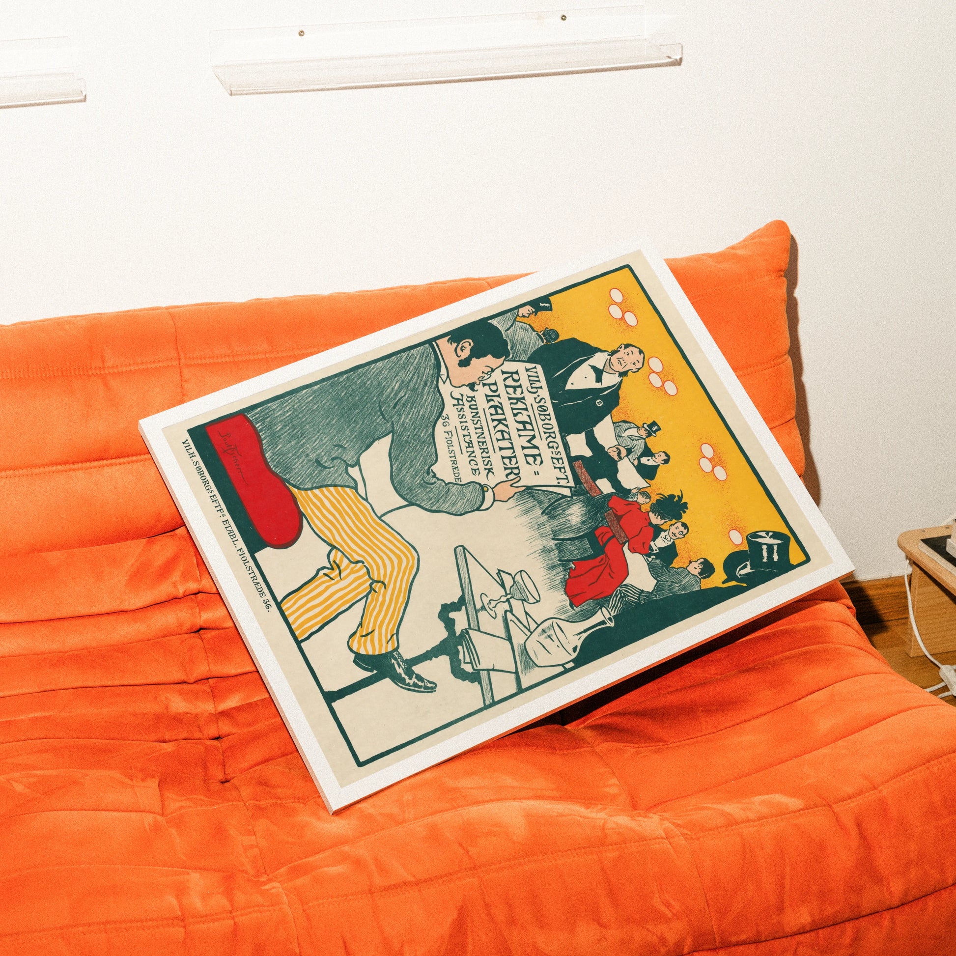 Vintage Plakat von Paul Fischer zeigt einen Mann in gestreiften Hosen, der eine Zeitung in einem Kopenhagener Café liest.
