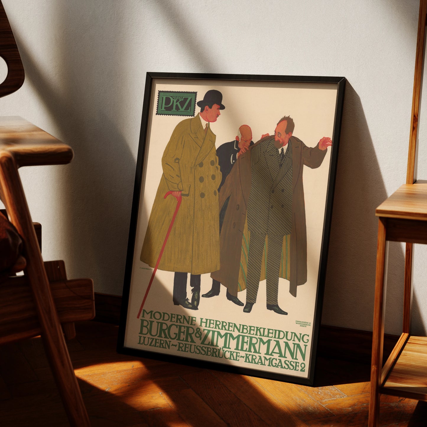 Vintage Plakat von 1911 zeigt drei Männer bei der Anprobe von Mänteln vor hellem Hintergrund.