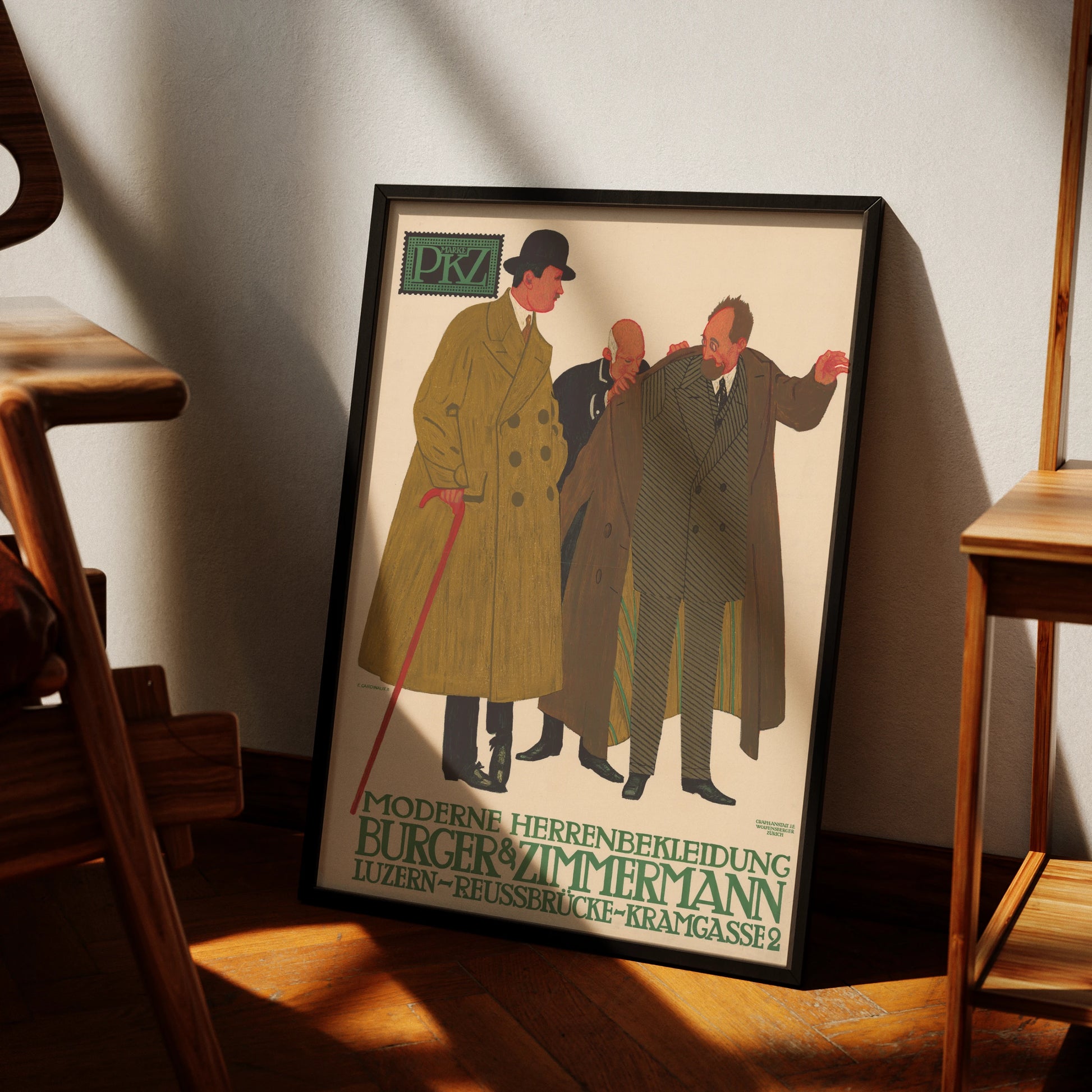 Vintage Plakat von 1911 zeigt drei Männer bei der Anprobe von Mänteln vor hellem Hintergrund.