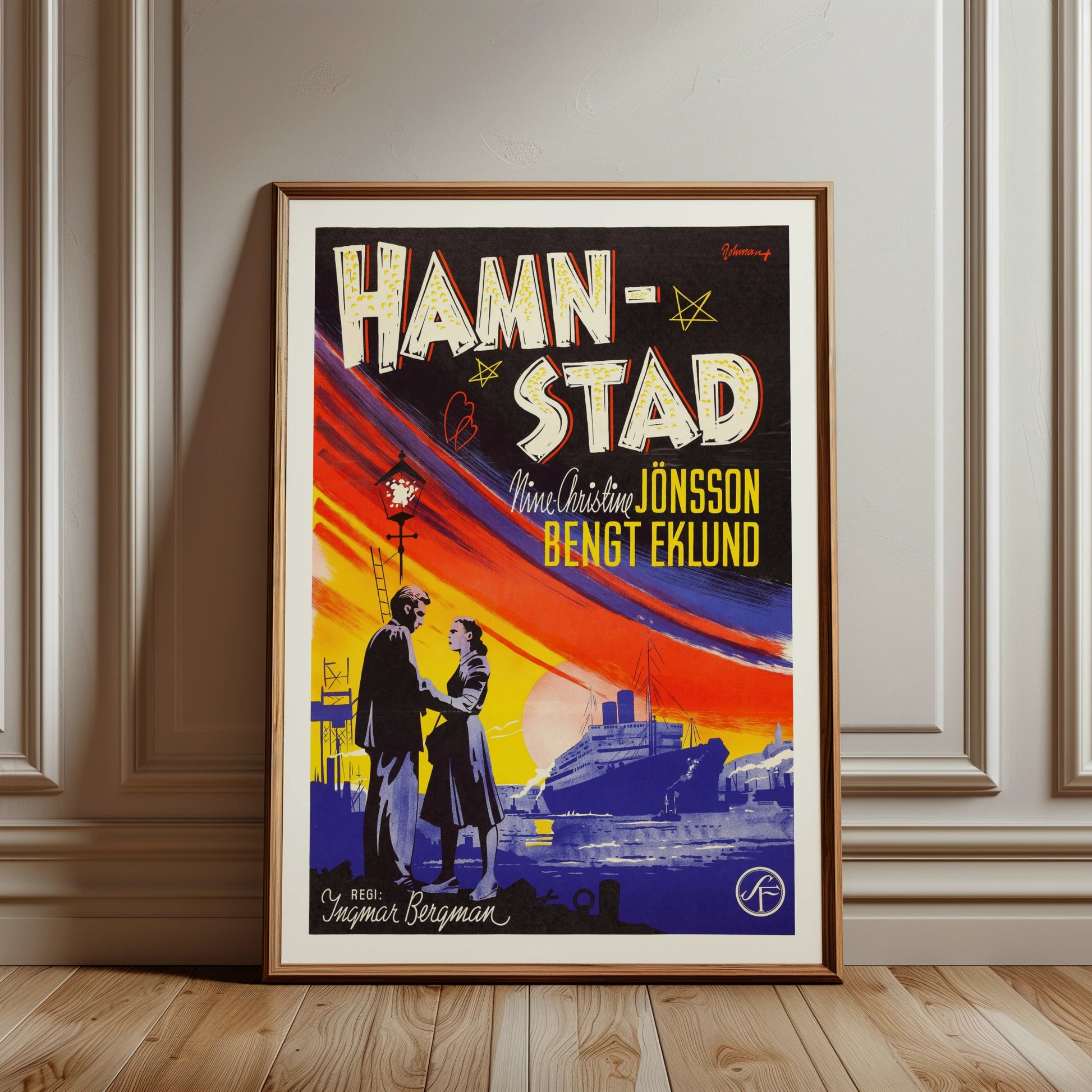 Dramatischer Sonnenuntergang am Hafen mit Schiffsilhouetten auf einem Vintage Poster.