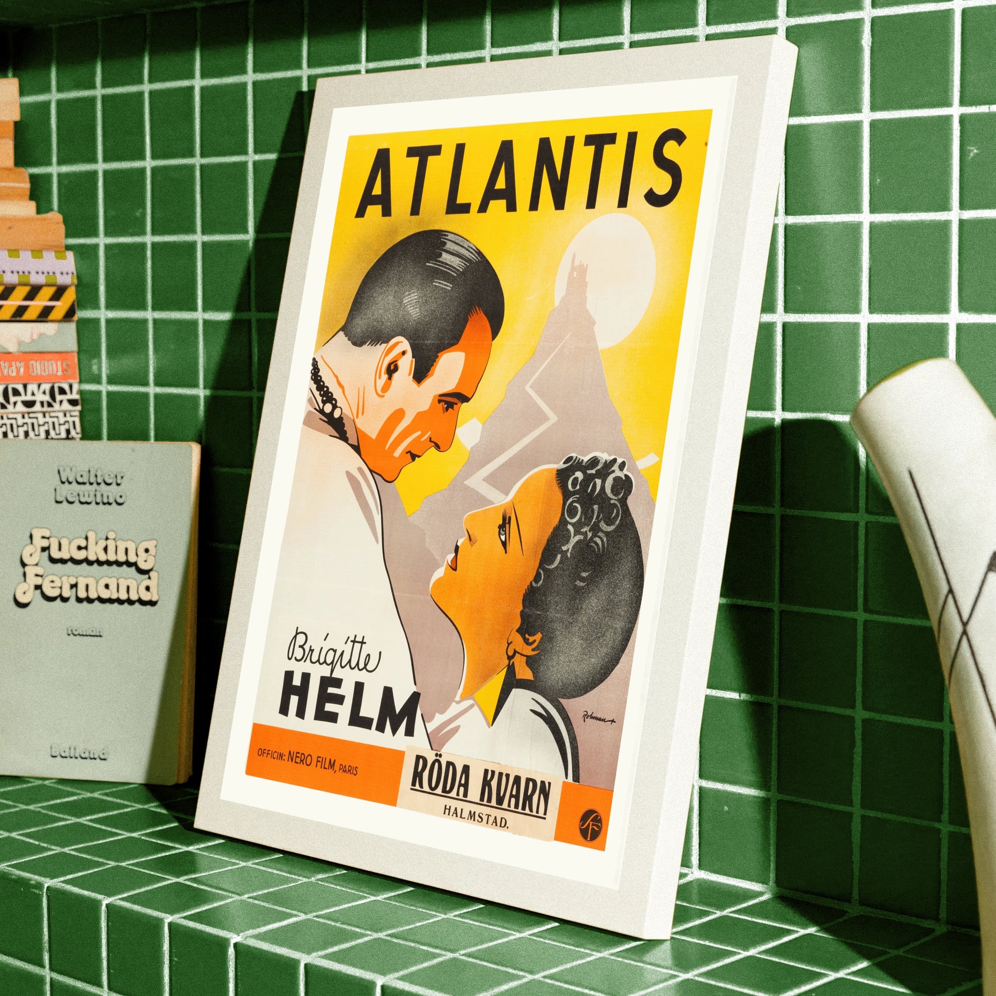 Vintage Filmplakat Queen of Atlantis von 1932 mit Brigitte Helm in Nahaufnahme vor sonnigem Hintergrund.