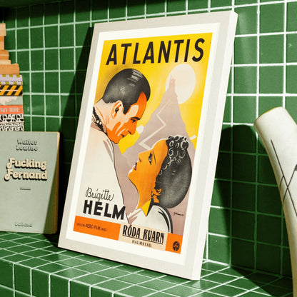 Vintage Filmplakat Queen of Atlantis von 1932 mit Brigitte Helm in Nahaufnahme vor sonnigem Hintergrund.