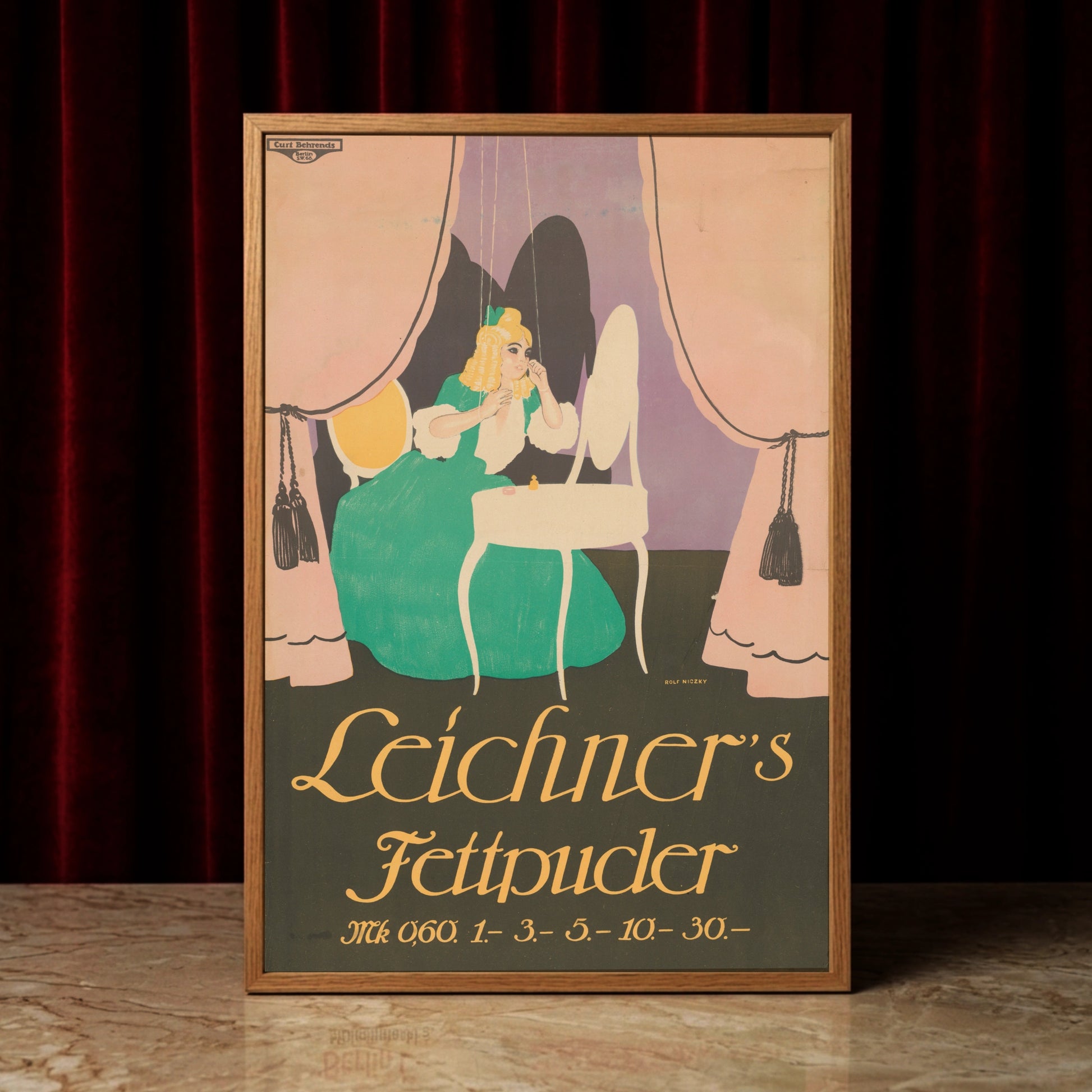 Elegante Frau in einer Theatergarderobe beim Auftragen von Puder, Kunstplakat von 1912.