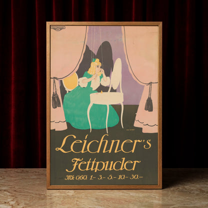 Elegante Frau in einer Theatergarderobe beim Auftragen von Puder, Kunstplakat von 1912.