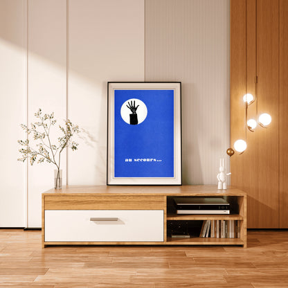 Künstlerisches Plakat zeigt eine Hand-Silhouette vor einem hellen Mond-ähnlichen Kreis.