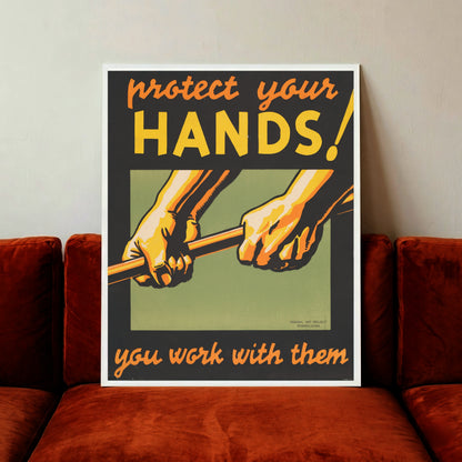 Grafisches Poster mit gelber und orangefarbener Typografie auf schwarzem Grund.