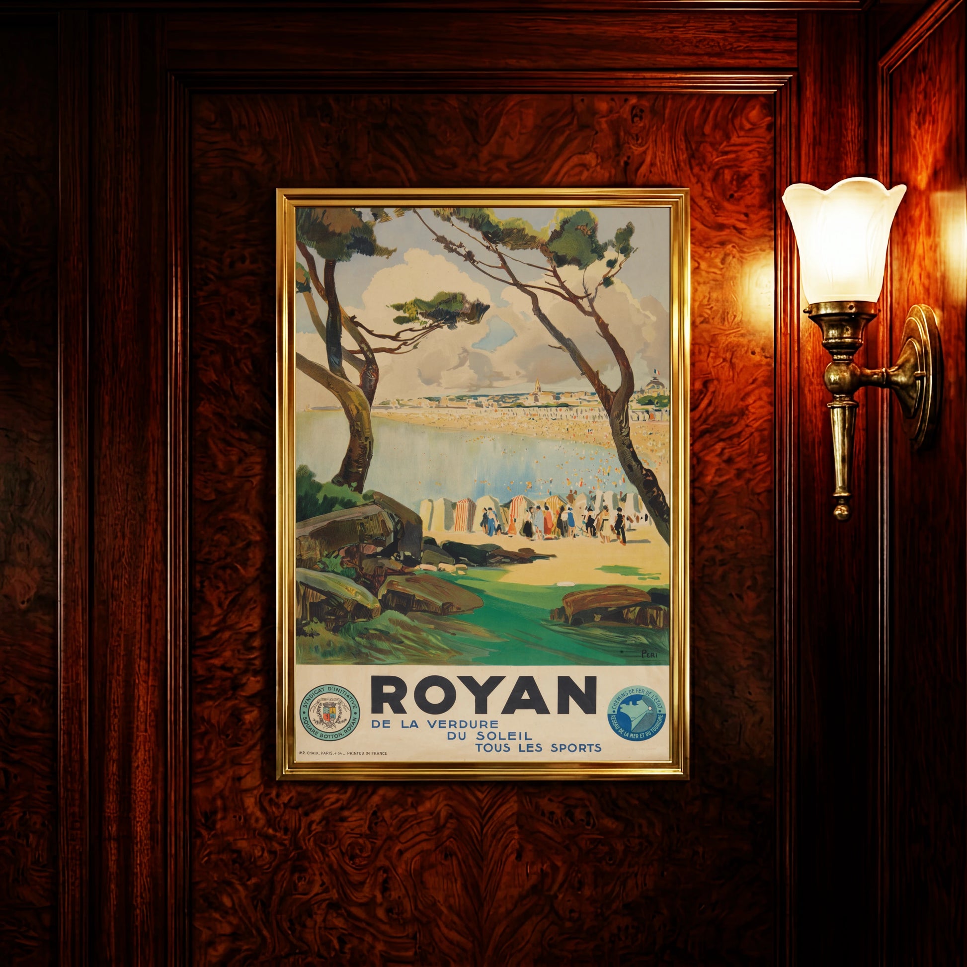 Vintage Reiseposter von Royan aus dem Jahr 1934 mit Blick durch Pinien auf den Sandstrand.