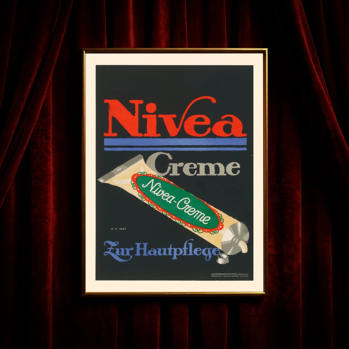 Kunstdruck des Nivea Creme Plakats von 1912 im modernen Sachstil auf schwarzem Hintergrund.