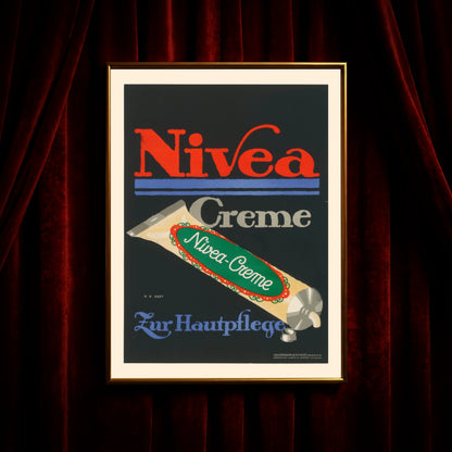 Kunstdruck des Nivea Creme Plakats von 1912 im modernen Sachstil auf schwarzem Hintergrund.