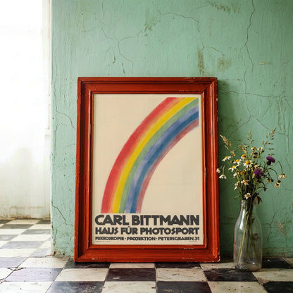 Farbenfroher Regenbogen auf beigefarbenem Hintergrund mit Text zur Fotografie und Mikroskopie.