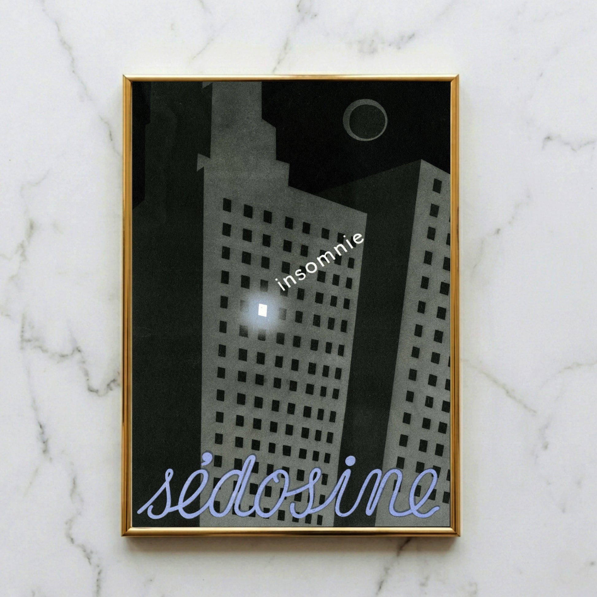 Sédosine Vintage Plakat mit einem erleuchteten Fenster in einem Hochhaus bei Nacht.