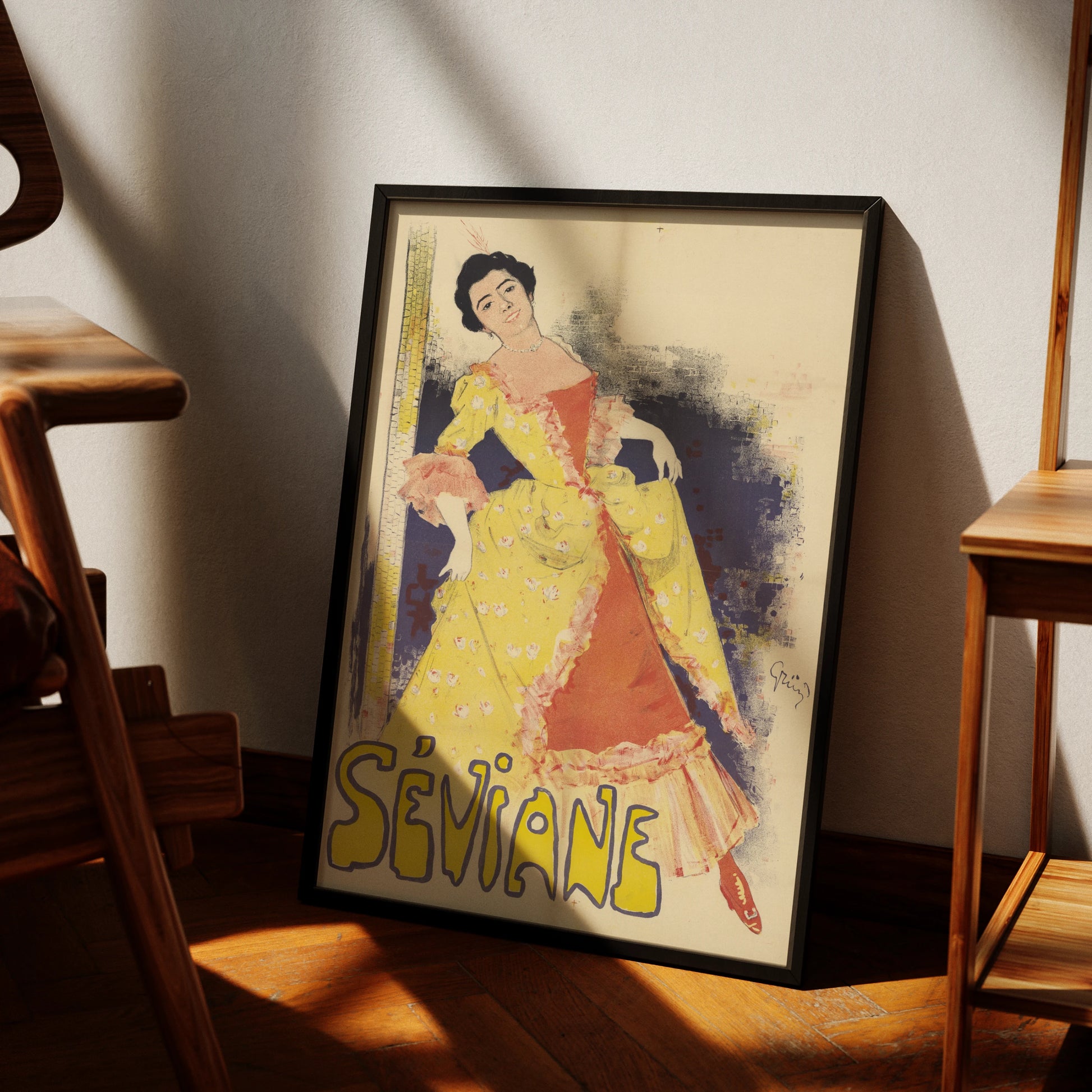 Historisches Plakat 'Serviane' von 1895 zeigt eine Frau in einem eleganten gelben Kleid.