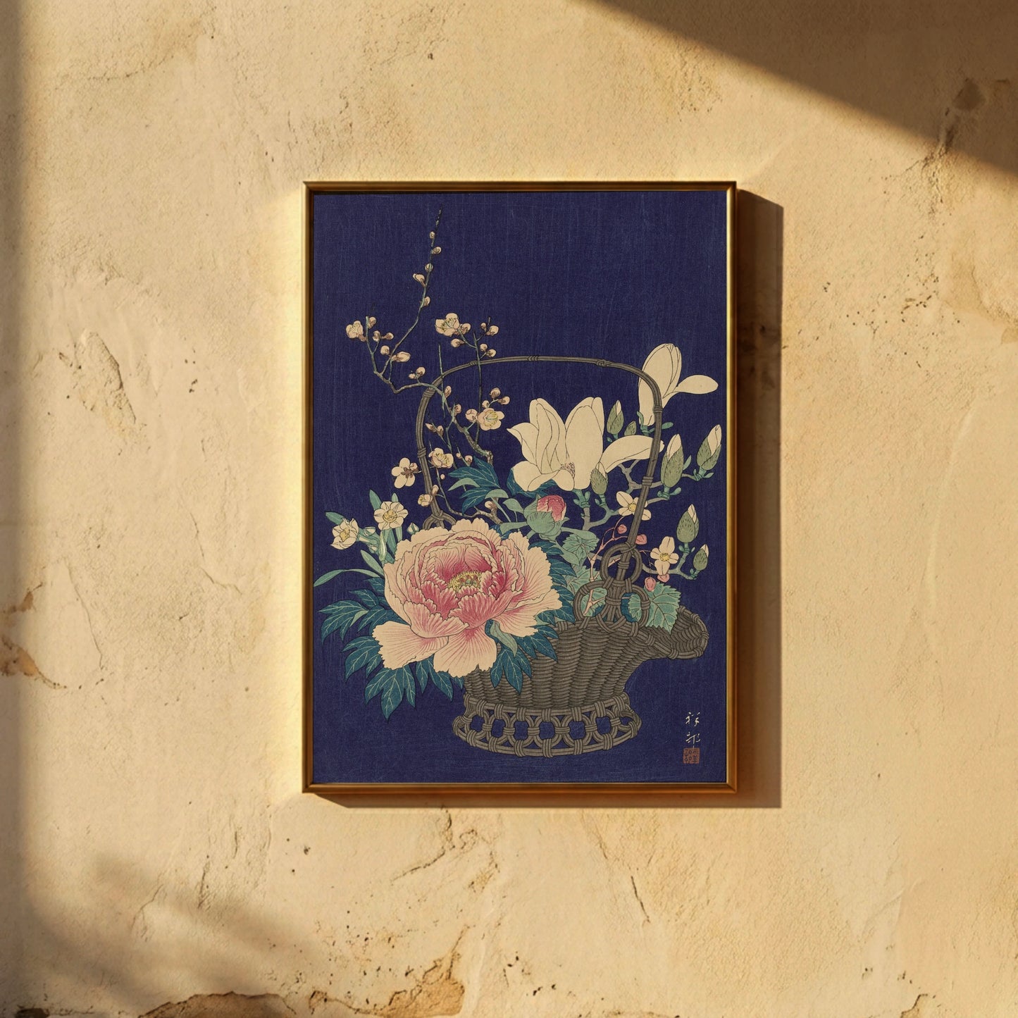 Illustration von weißen Magnolien und Kirschblütenzweigen in einem Korb, japanischer Shin-hanga Stil.