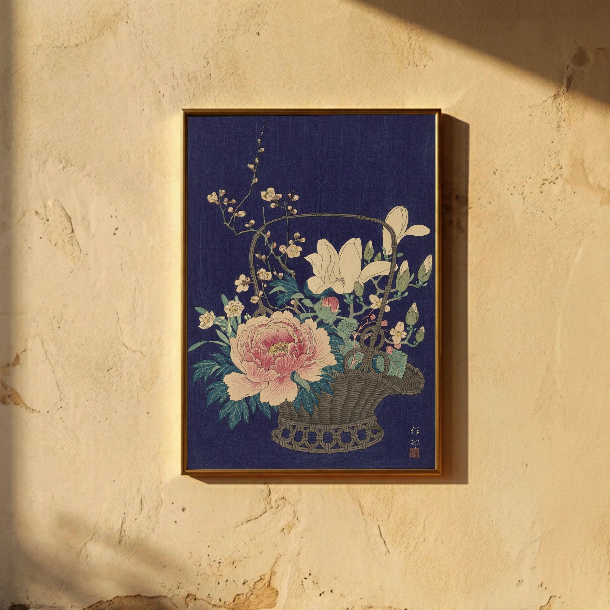 Illustration von weißen Magnolien und Kirschblütenzweigen in einem Korb, japanischer Shin-hanga Stil.