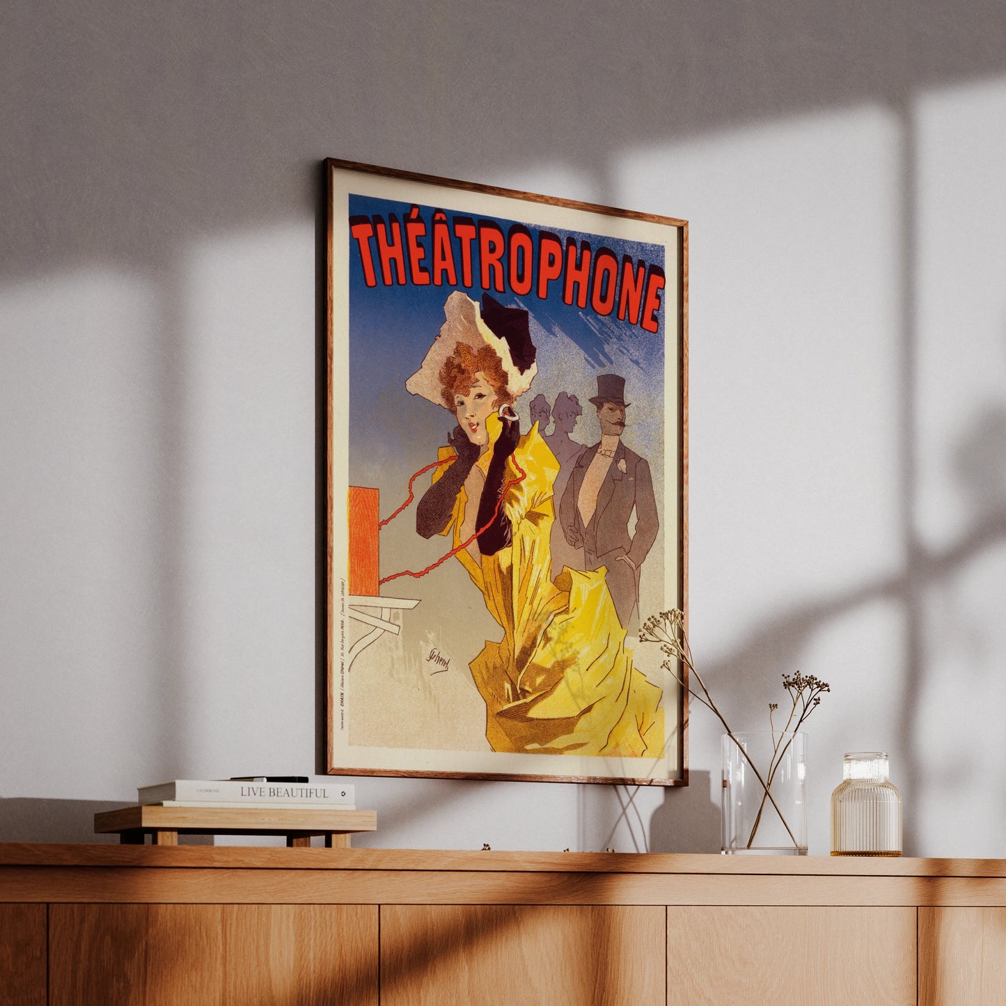 Antikes Plakat 'Théâtrophone' von Jules Chéret aus dem Jahr 1896 mit einer Dame in gelbem Kleid.