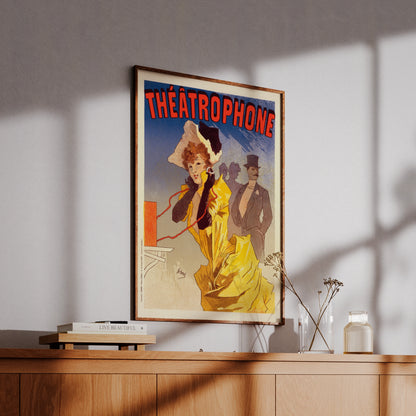 Antikes Plakat 'Théâtrophone' von Jules Chéret aus dem Jahr 1896 mit einer Dame in gelbem Kleid.