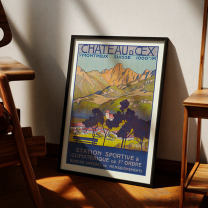 Illustrierte Ansicht eines Schweizer Bergdorfes mit dunklen Bäumen im Vordergrund.