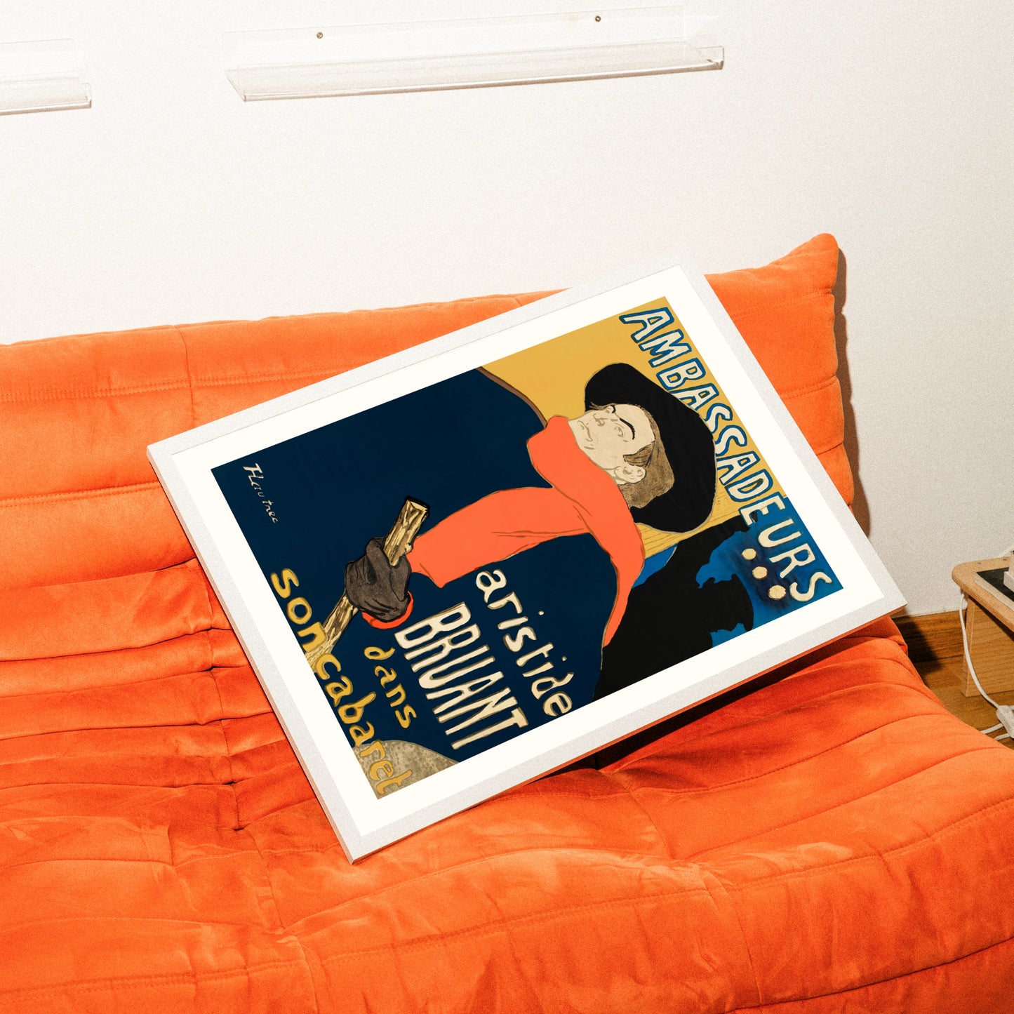 Berühmtes Plakat von Henri de Toulouse-Lautrec zeigt Aristide Bruant mit rotem Schal und schwarzem Hut aus dem Jahr 1892.
