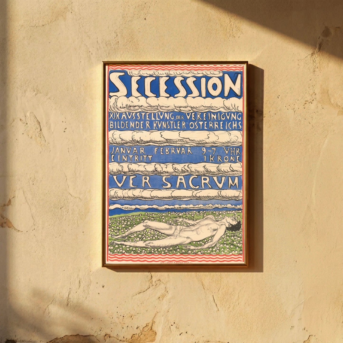 Grafisches Plakat mit markanter Typografie Ver Sacrum und Wolkenformationen in Blau und Beige.