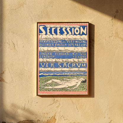 Grafisches Plakat mit markanter Typografie Ver Sacrum und Wolkenformationen in Blau und Beige.