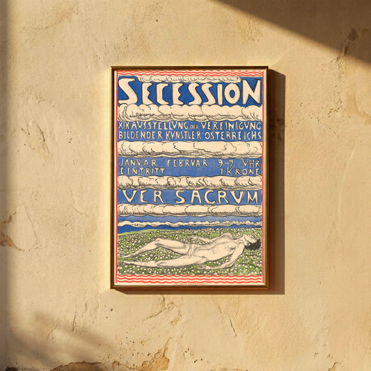 Grafisches Plakat mit markanter Typografie Ver Sacrum und Wolkenformationen in Blau und Beige.