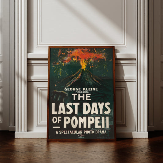 Historische Lithografie The Last Days of Pompeii mit brennendem Vulkan und weißer Typografie.